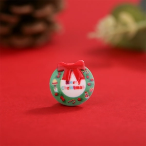 Detail van een kerstkrans van hars met Merry Christmas tekst op een rode achtergrond