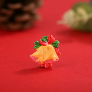 Mini hars kerstklokjes met hulst en rode strik voor feestelijke doe-het-zelf klussen