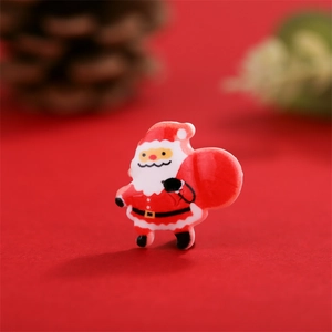 Macro-opname van een kleine kerstman van hars voor DIY-kerstknutsels en haaraccessoires