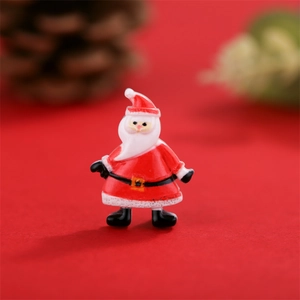Gedetailleerde close-up van een miniatuur Kerstman van hars voor kerstknutselwerkjes
