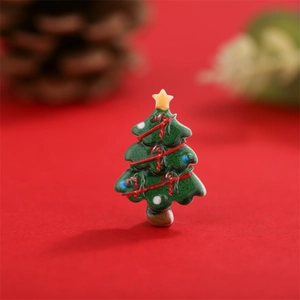 Mini hars kerstboom met gekleurde stippen en gele ster voor DIY decoratieve knutsels