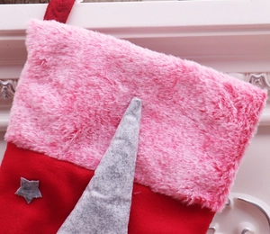 Vue détaillée de chaussette de Noël avec bordure en fausse fourrure rose et étoiles