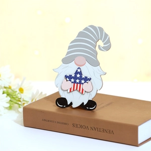 Décoration de gnome en bois avec étoile drapeau USA sur un livre pour table basse