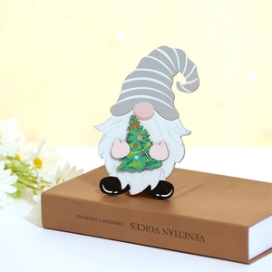 Décoration de Noël en bois représentant un gnome sur un livre ancien avec sapin
