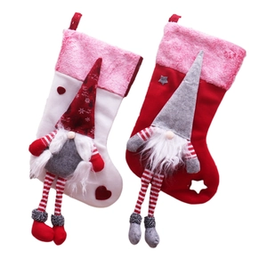 Paire de chaussettes de Noël avec gnomes en peluche et cœurs en rouge et blanc