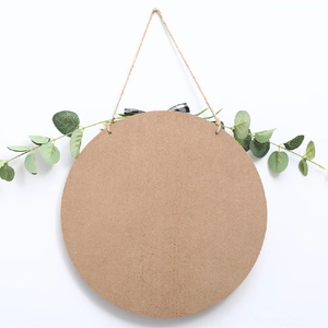 Détail d'un panneau de bienvenue en bois avec nœud à carreaux et feuilles d'eucalyptus