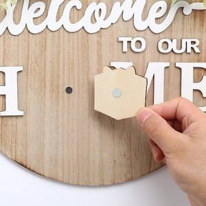 Gros plan du panneau en bois montrant l'aimant pour icônes interchangeables DIY