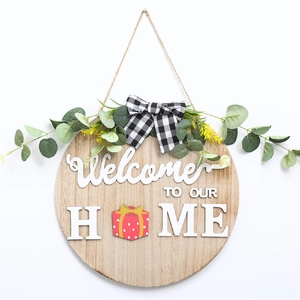 Détail de la plaque de porte en bois avec nœud à carreaux, verdure et lettrage 3D Welcome