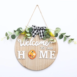 Détail de la plaque de bienvenue en bois avec nœud vichy et motif d'abeille déco