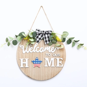 Détail d'une plaque de porte en bois Welcome avec eucalyptus et nœud à carreaux