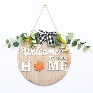 Détail du panneau de bienvenue en bois avec eucalyptus et feuille d'érable orange