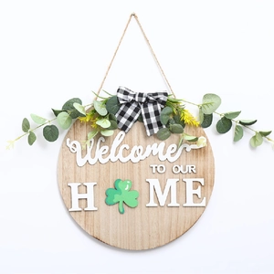 Détail de la plaque de bienvenue en bois avec nœud à carreaux et trèfle