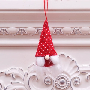 Dettaglio gnomo di Natale con cappello rosso a pois e barba bianca in morbido peluche