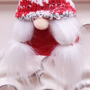 Dettaglio di gnomo di Natale a maglia rosso e bianco con texture della barba in pelliccia
