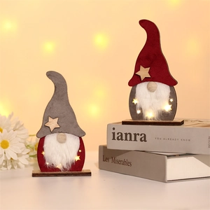 Gnomes de Noël LED avec base en bois et étoiles lumineuses chaleureuses en rouge et gris