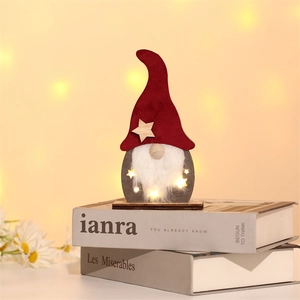 Gnome de Noël en bois à LED avec chapeau rouge et détails d'étoiles scintillantes