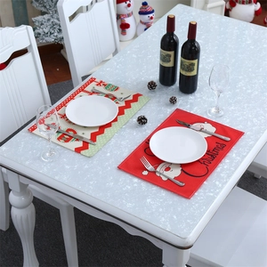 Dettaglio di tovagliette natalizie con Babbo Natale e motivi festivi per tavolo