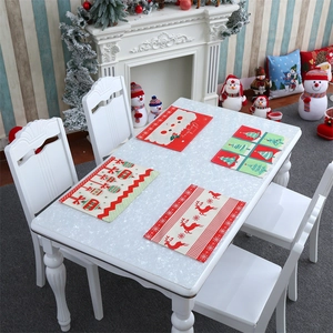 Dettaglio di quattro tovagliette natalizie con motivi di Babbo Natale e renne