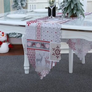 Weihnachts-Tischläufer mit Rentier- und Schneeflockenmuster und Wellenrand