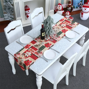 Detail eines Weihnachts-Tischläufers mit Weihnachtssternen und grünen Karo-Quasten