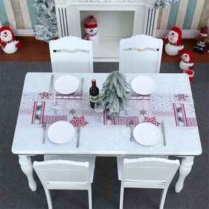 Nahaufnahme von Weihnachts-Tischläufer mit roten Schneeflocken und Rentieren auf dem Tisch