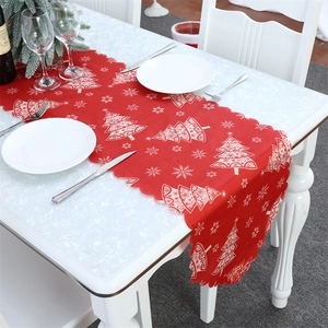Nahaufnahme roter Weihnachts-Tischläufer mit weißen Baummustern und Wellenrand