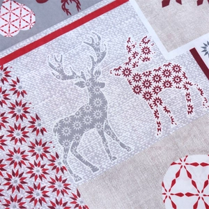 Detailaufnahme vom Weihnachtstischläufer mit Elch- und Herzmuster in Rot und Grau