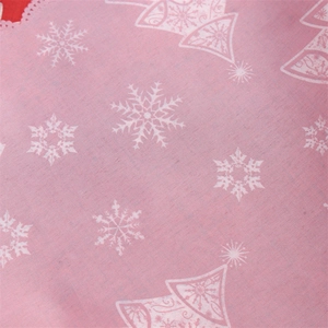 Detail eines rosa Weihnachts-Tischläufers mit Schneeflocken und Wellenrand-Design