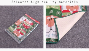 Dettaglio del retro antiscivolo e del tappeto natalizio con design Feliz Navidad