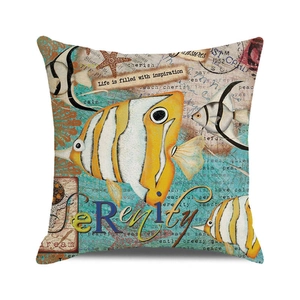 Détail de la housse de coussin carrée nautique montrant la texture du lin et le motif poisson