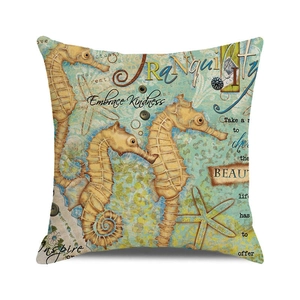 Détail de l'imprimé vintage hippocampe et étoile de mer sur housse de coussin en lin