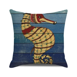Gros plan détaillé du motif hippocampe sur une housse de coussin en lin à effet bois bleu