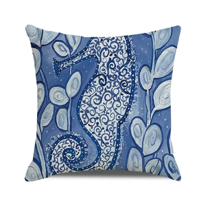 Détail de l'imprimé hippocampe à l'aquarelle sur la housse de coussin texturée