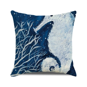 Détail de la housse de coussin décorative carrée avec motif baleine bleu marine et blanc