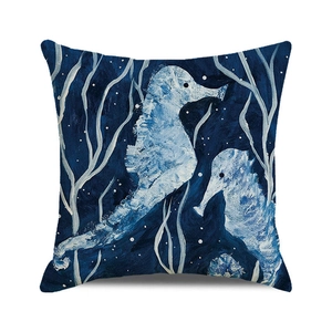 Détail de l'imprimé hippocampe aquarelle sur une housse de coussin carrée bleu marine