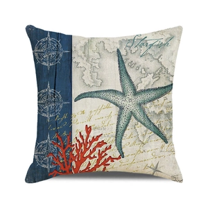 Détail de la housse de coussin en lin avec motifs étoile de mer, corail et boussole