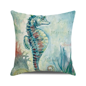 Détail de l'imprimé hippocampe aquarelle sur le tissu texturé de la housse de coussin