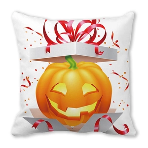 Nahaufnahme von Halloween-Kürbis-Laterne mit rotem Banddruck auf weißem Kissenbezug