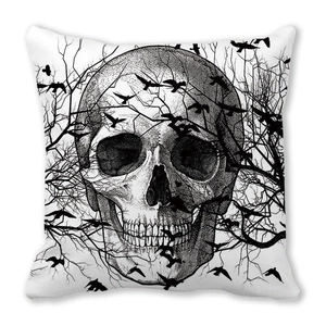 Detail eines Halloween-Kissenbezugs mit gotischem Totenkopf, Ästen und Raben-Motiv