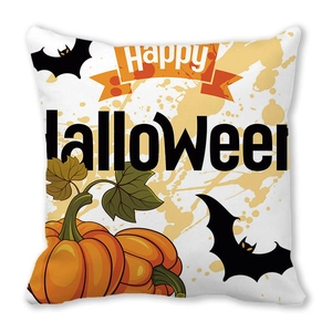 Detail eines Halloween Kissenbezugs mit Aquarell-Kürbissen, Fledermäusen und Textdruck