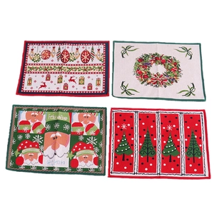 Set di 4 tovagliette natalizie con motivi di Babbo Natale e decori festivi