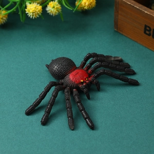 Ragno giocattolo realistico per Halloween con corpo nero e strisce rosse decorative