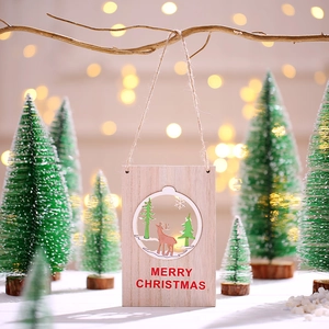 Gros plan d'une enseigne de Noël en bois avec silhouette de renne et texte de vœux