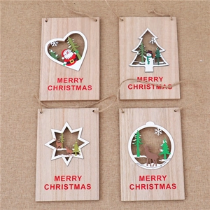 Détail de quatre ornements de Noël en bois avec texte Merry Christmas et motifs festifs