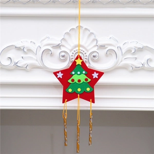Scacciapensieri natalizio con stella di feltro rossa, albero e campanelli d'oro