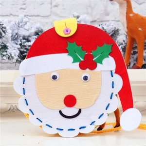 Borsa a tracolla natalizia fai da te in feltro per bambini con Babbo Natale fatto a mano
