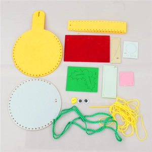 Kit completo borsa regalo Natale fai-da-te con pezzi di feltro, ago e corde colorate