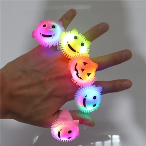 Cinq bagues LED Halloween assorties avec citrouille et emojis pour la fête