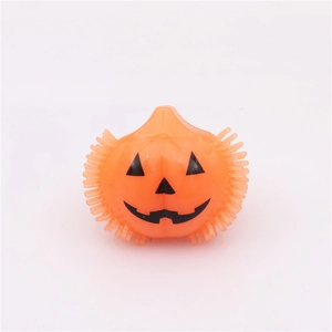 Gros plan d'un jouet citrouille d'Halloween souple avec tentacules et lumière intégrée