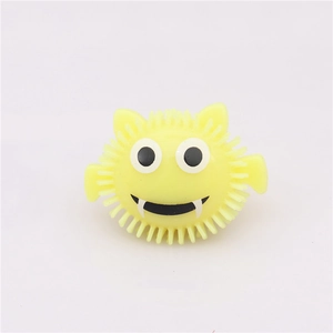 Gros plan de la bague lumineuse monstre jaune avec pointes souples pour Halloween